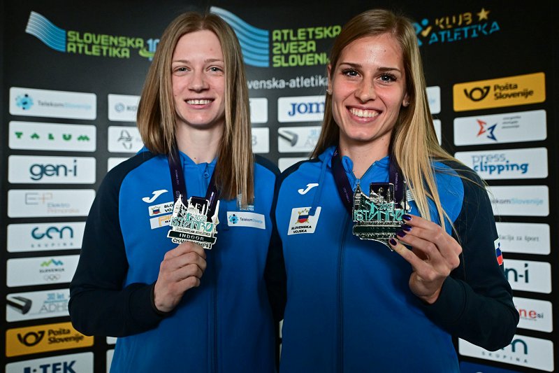 Tina Šutej in Anita Horvat pozirata svojima srebrnima medaljama