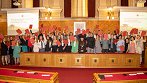 Skupinska fotografija diplomantov z dekanom in učiteljskim zborom