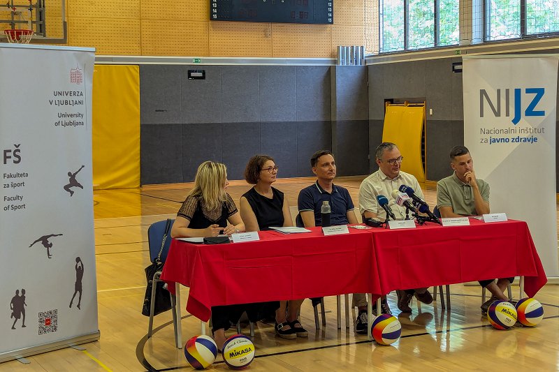 Predstavniki Nacionalnega inštituta za javno zdravje, Ministrstva za zdravje in Fakultete za šport na novinarski konferenci